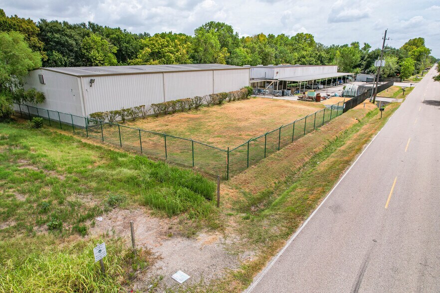 More Photos Of 11918 Adel Rd, Houston Warehouse For Lease