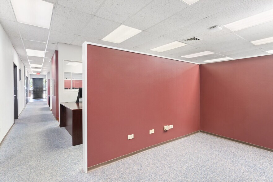 More Photos Of 2201 W Congress St, Lafayette Office For Sale