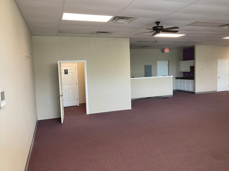 More Photos Of 1074 Pedigo Way, Bowling Green Storefront Retail Office For Lease