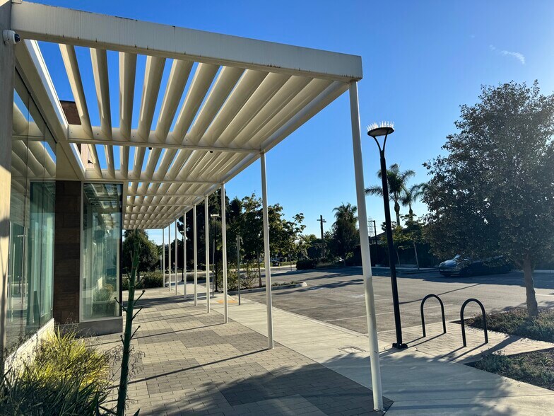 More Photos Of 1939-1987 S Victoria Ave, Ventura Freestanding For Lease