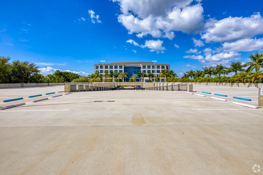 More Photos Of 5550 W Executive Dr, Tampa Office Residential For Sale