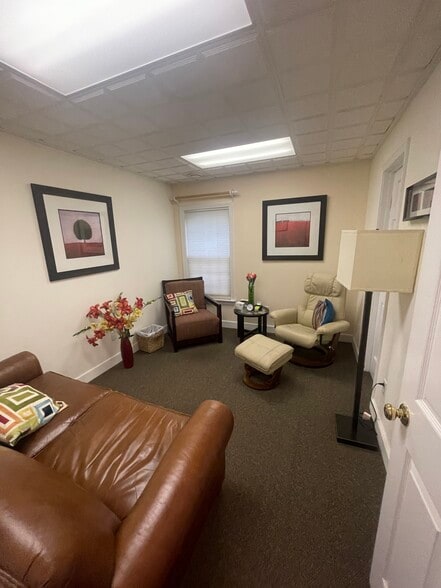 More Photos Of 33 Bedford St, Lexington Medical For Sale