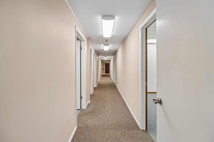 More Photos Of 2721 SW 30th St, Des Moines Office For Sale