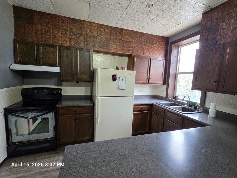More Photos Of 417 Saint James Ave, Wynot Storefront Retail Residential For Sale