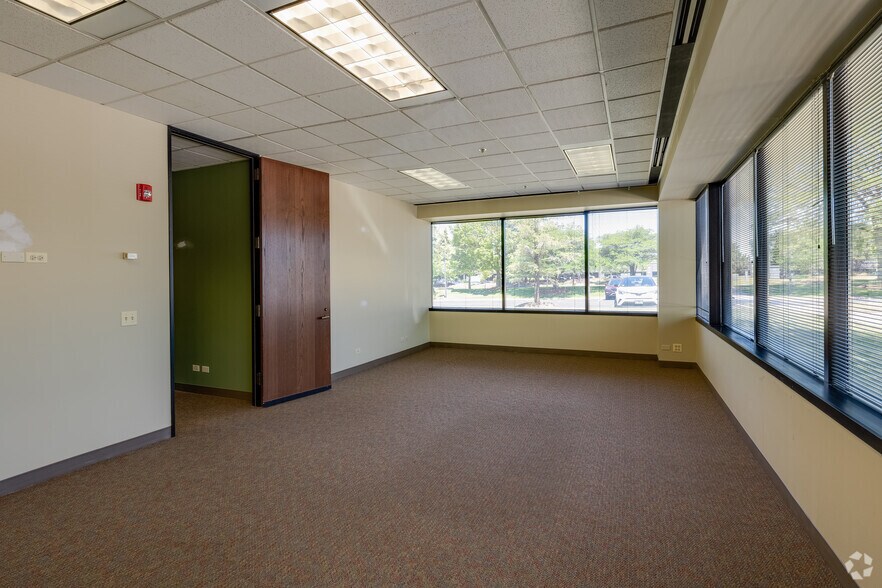 More Photos Of 450-500 E Diehl Rd, Naperville Unknown For Lease