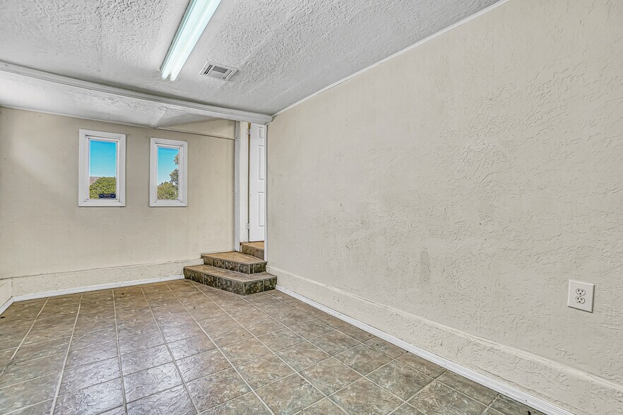 More Photos Of 1222 NW Cache Rd, Lawton Office For Sale