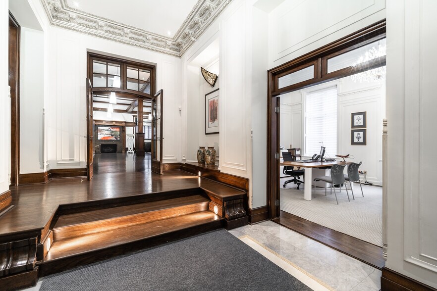 More Photos Of 1175-1183 Pl Du Frère-André, Montréal Office For Sale