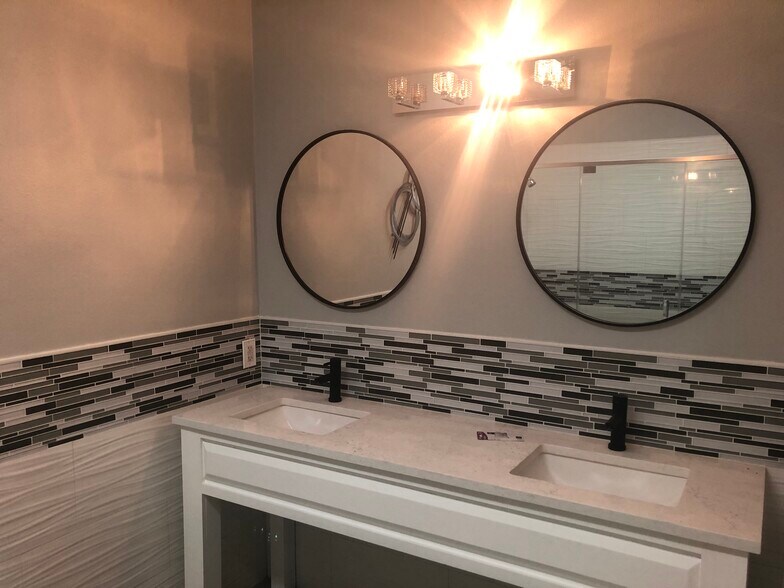 More Photos Of 8863 Anderson Mill Rd, Austin Showroom For Lease