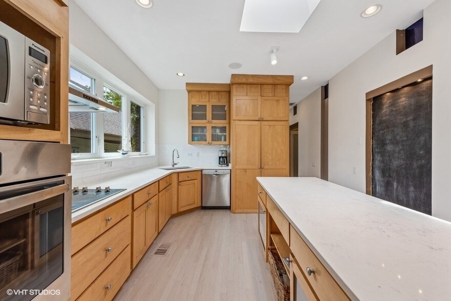 More Photos Of 1228 W Glenlake Ave, Chicago Apartments For Sale