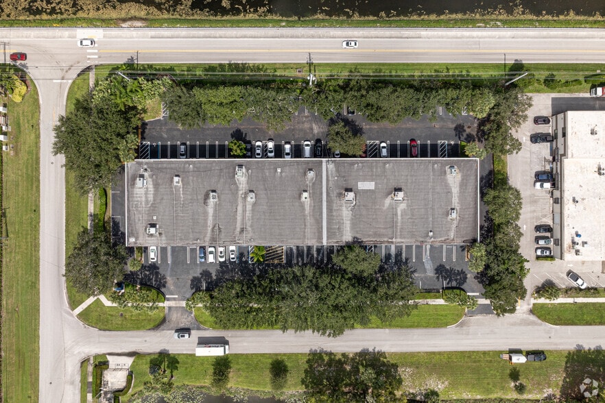 More Photos Of 11260 Fortune Cir, Wellington Warehouse For Lease