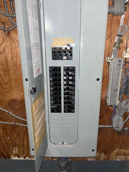 More Photos Of 1115 Lawrence Dr, Columbus Warehouse For Lease