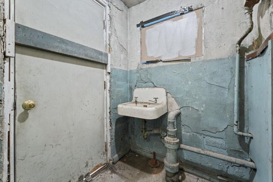 More Photos Of 178 Columbia Tpke, Rensselaer Auto Repair For Sale