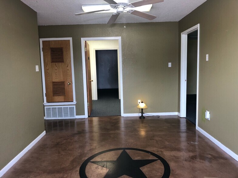More Photos Of 430 Towne Oaks Dr, Waco Showroom For Sale