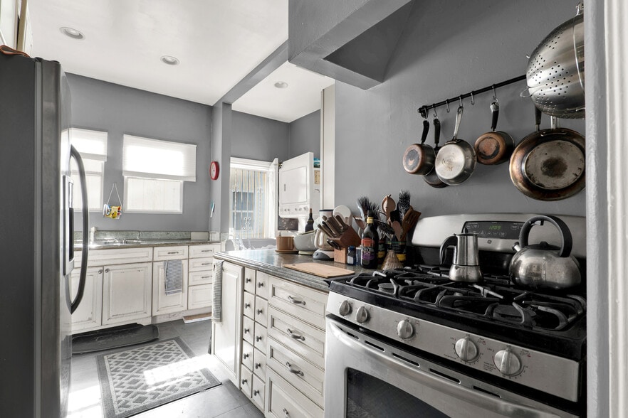 More Photos Of 811 N Citrus Ave, Los Angeles Multifamily For Sale