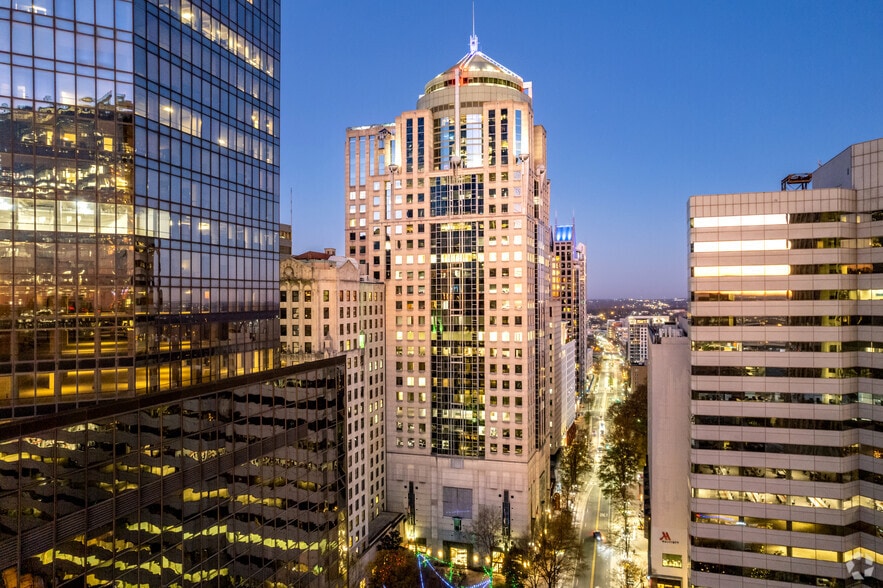 More Photos Of 121 W Trade St, Charlotte Office For Lease