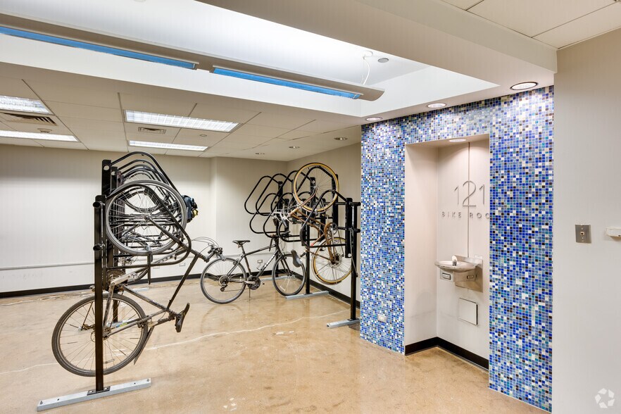 More Photos Of 121 W Wacker Dr, Chicago Office For Lease