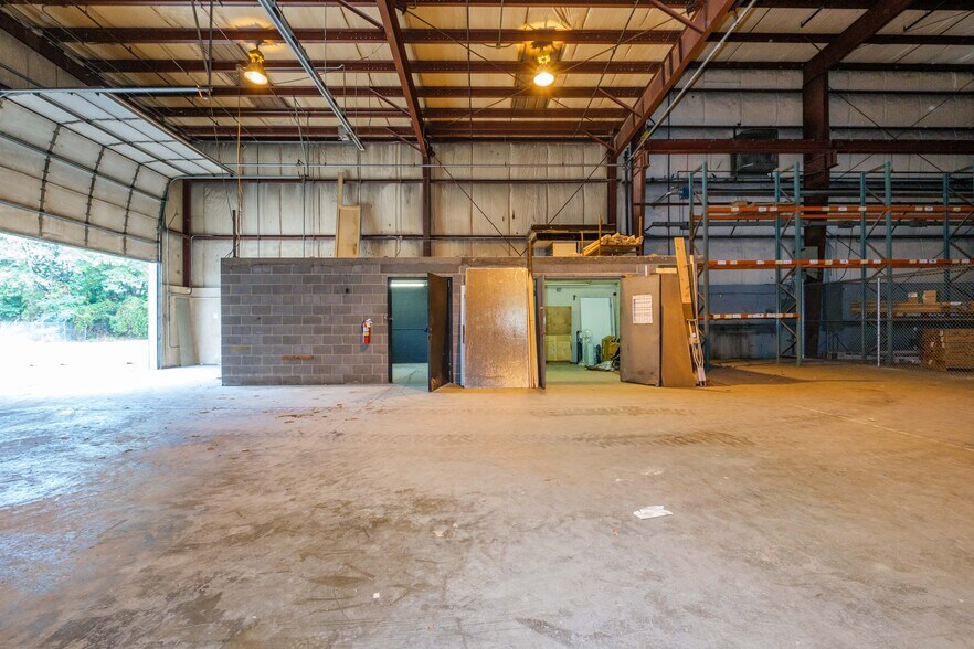 More Photos Of 1680 Country Club Rd, Harrisonburg Flex For Lease