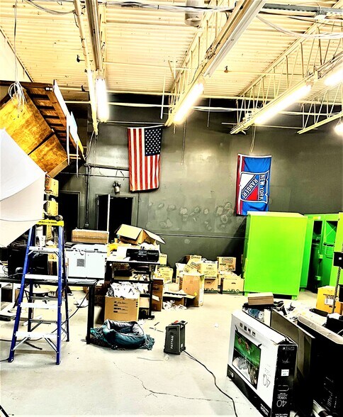 More Photos Of 108 Brook Ave, Deer Park Warehouse For Lease