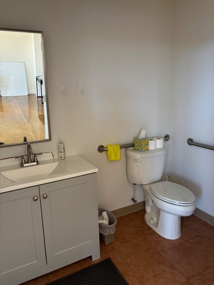 More Photos Of 829 NE Pine Island Ln, Cape Coral Flex For Lease