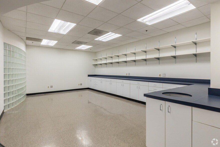 More Photos Of 455 Kehoe Blvd, Carol Stream Office For Lease