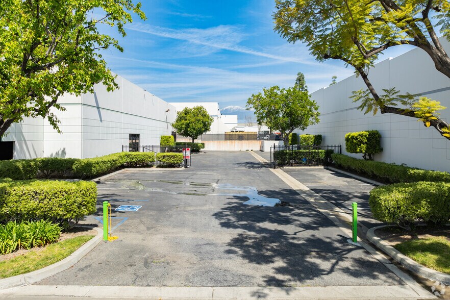 More Photos Of 104 Exchange Pl, Pomona Warehouse For Lease