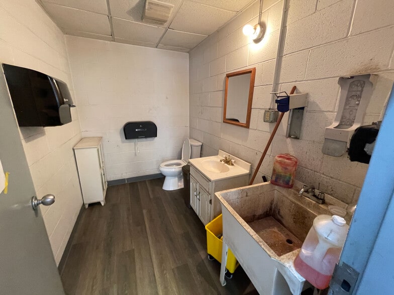 More Photos Of 630 Long Rd, Pittsburgh Showroom For Sale