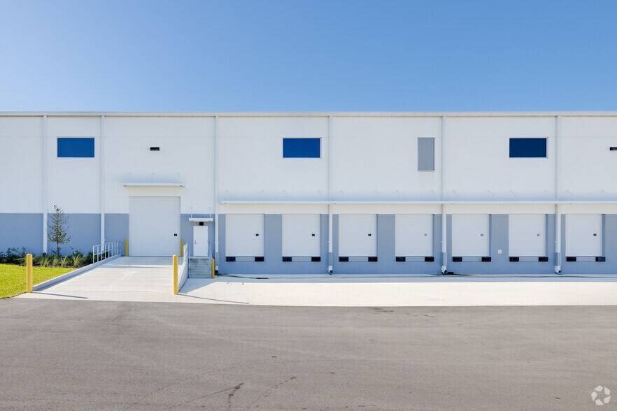 More Photos Of 16200 Ben Hill Griffin Pky, Fort Myers Unknown For Lease