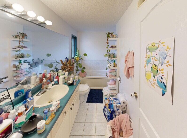 More Photos Of 10941 81 Av NW, Edmonton Dormitory For Sale