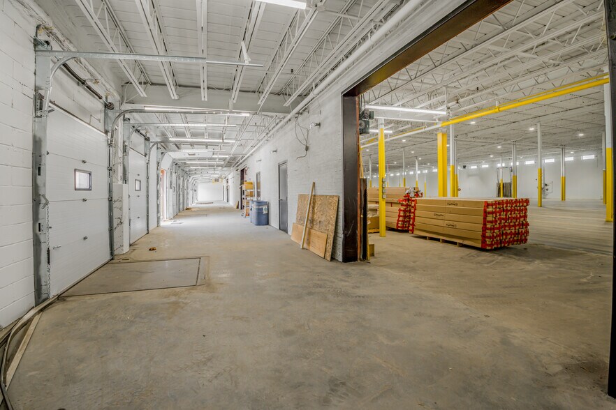 More Photos Of 1400 Rte Transcanadienne, Dorval Warehouse For Lease