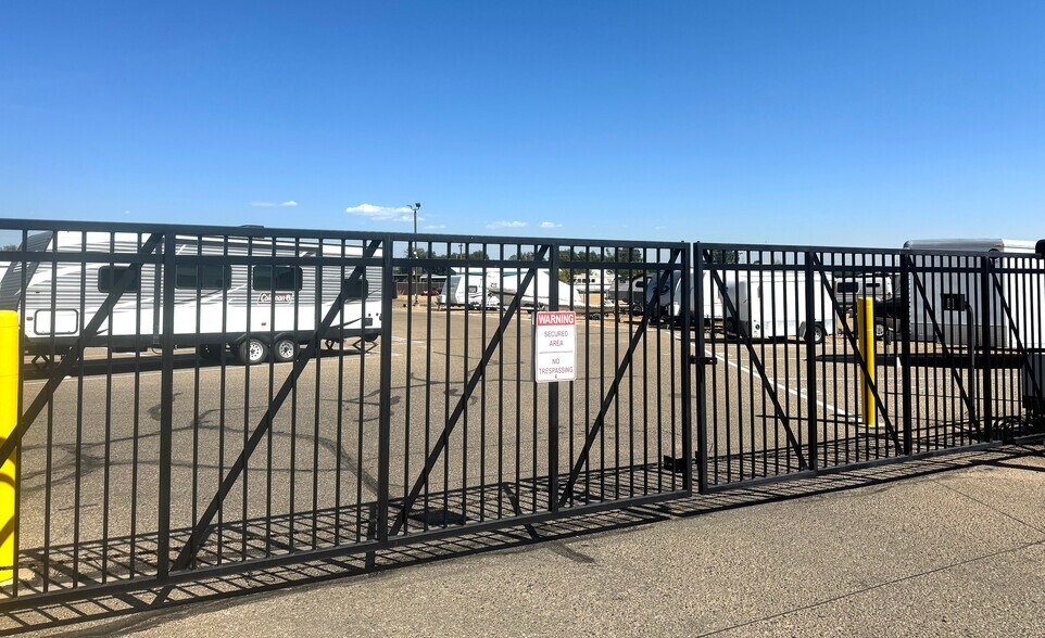 More Photos Of 4075 Camelot Cir, Longmont Self Storage For Lease