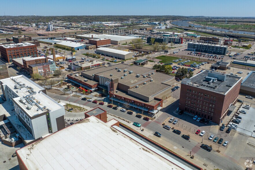 More Photos Of 900-924 4th St, Sioux City Movie Theatre For Lease