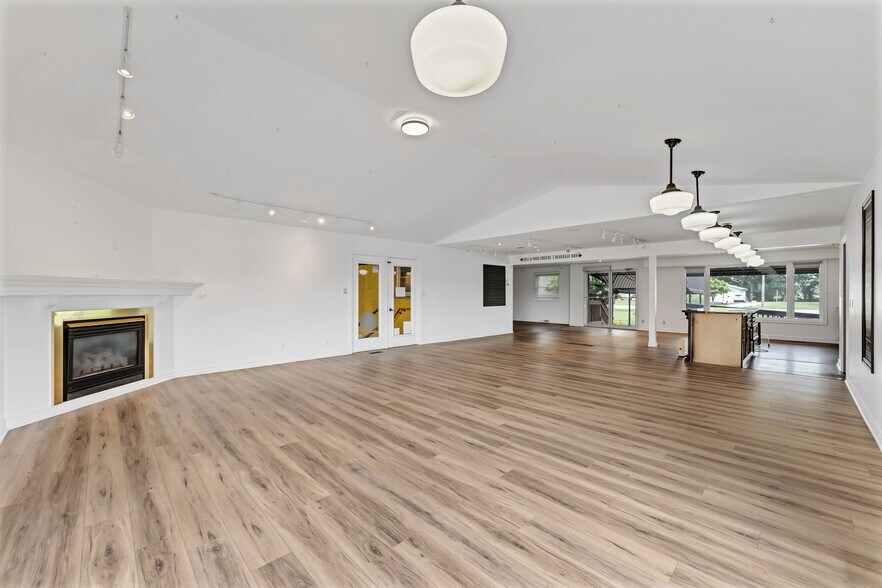 More Photos Of 585 Seacliff Dr, Kingsville Freestanding For Sale