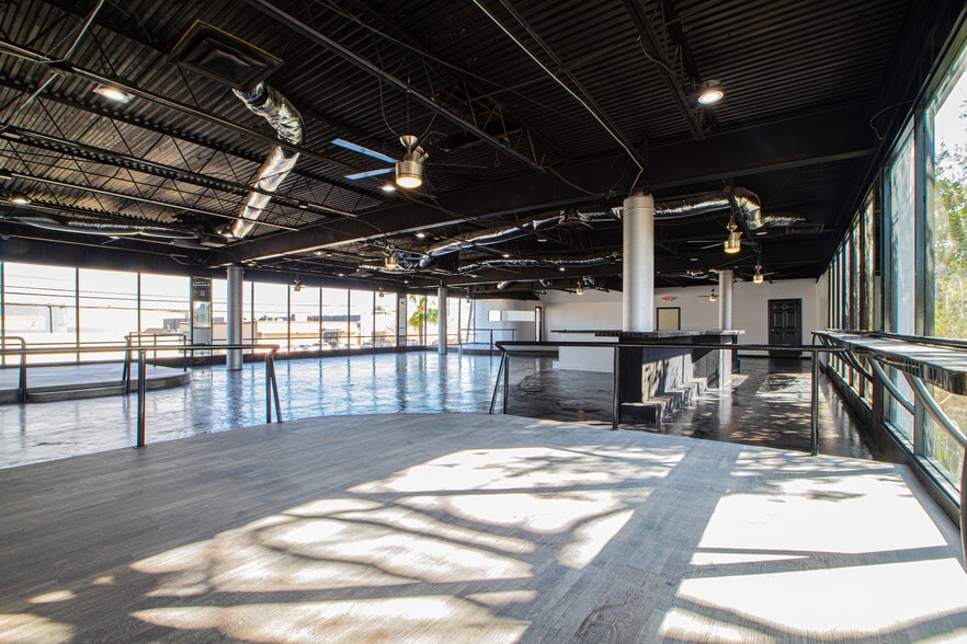 More Photos Of 802 Crosstimbers, Houston General Retail For Sale