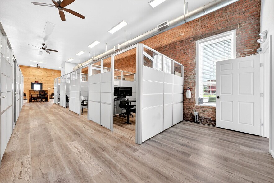 More Photos Of 201 N Bois D Arc St, Forney Storefront For Sale