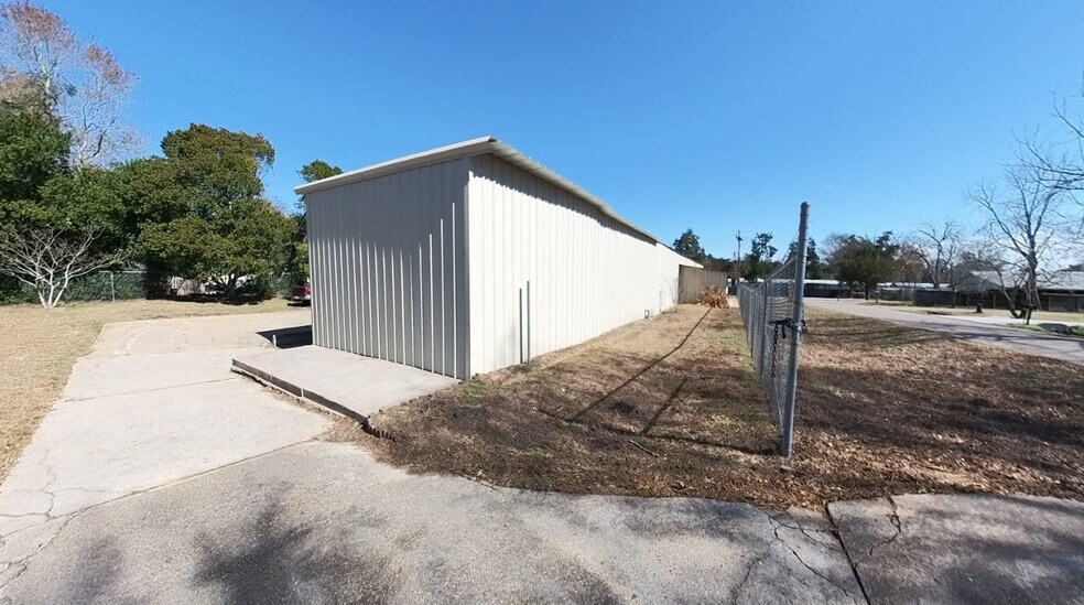 More Photos Of 401 Industrial Park Ln, Willis Warehouse For Sale
