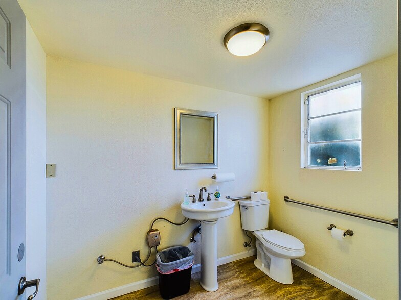 More Photos Of 14420 Lakeshore Dr, Clearlake Office For Sale