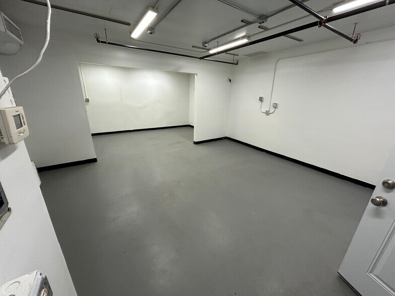 More Photos Of 2046 W Ironwood Dr, Phoenix Industrial For Sale