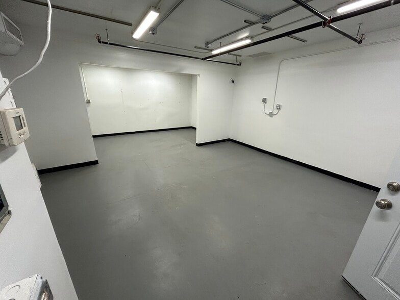 More Photos Of 2046 W Ironwood Dr, Phoenix Manufacturing For Sale