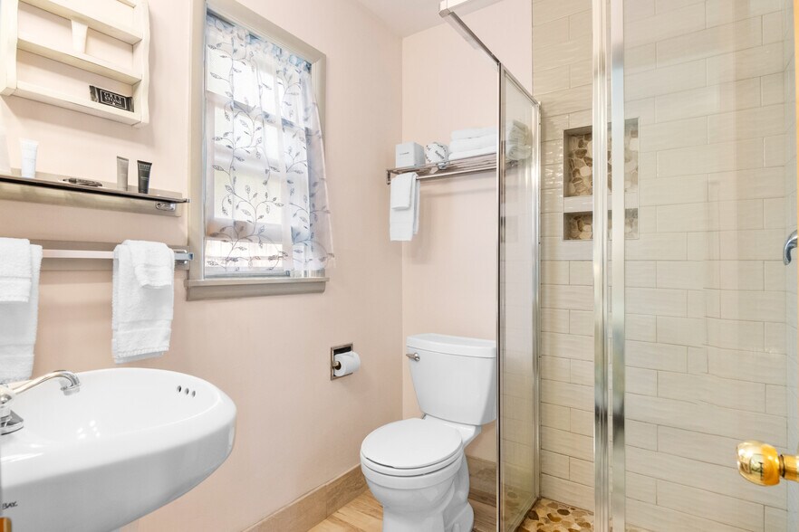 More Photos Of 4871 U.S. 31, Eastport Hotel For Sale