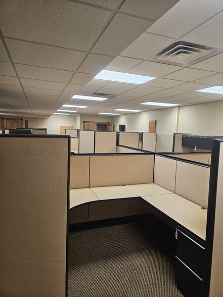 More Photos Of 3049 Ramada Way, Green Bay Flex For Lease