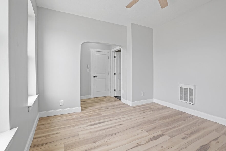 More Photos Of 1890 S High St, Columbus Light Distribution For Sale