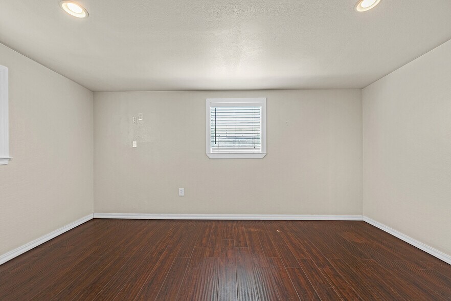 More Photos Of 1755 Washington Ave, San Leandro Bar For Sale