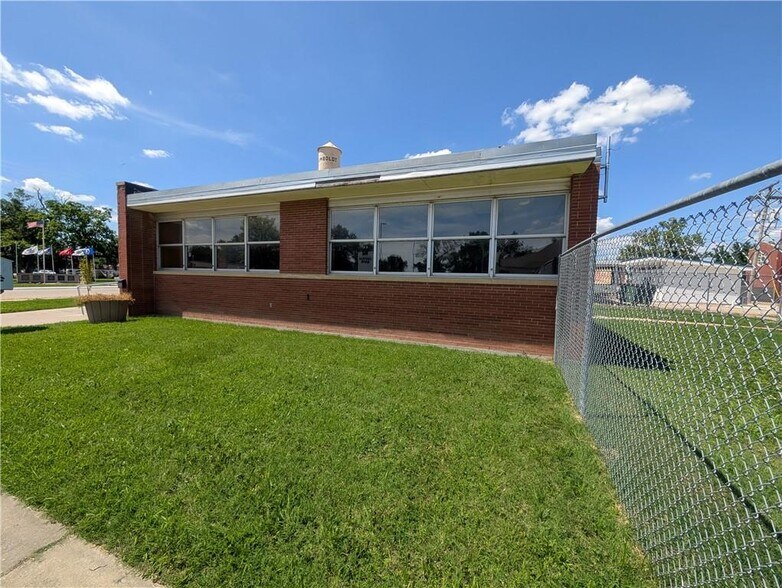 More Photos Of 910 New York St, Humboldt Freestanding For Sale