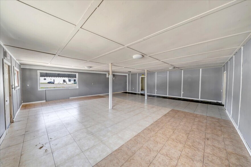 More Photos Of 131 S Jackson St, Hawkinsville Flex For Sale