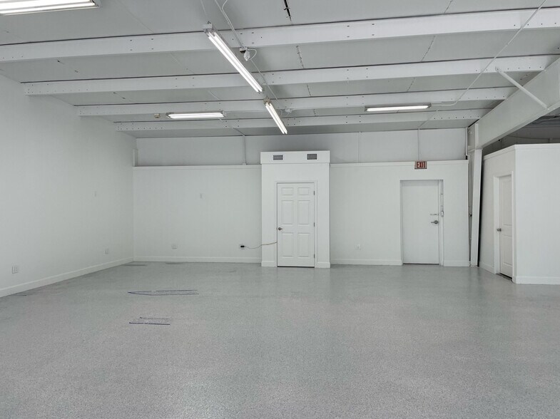 More Photos Of 5704-5720 Lawton Dr, Sarasota Warehouse For Lease