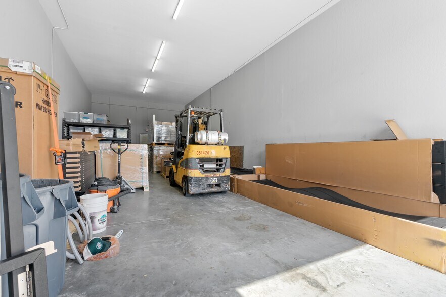 More Photos Of 4519 SE 16th Pl, Cape Coral Light Distribution For Lease