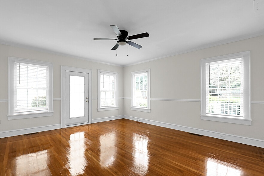 Primary Photo Of 228 E Poplar St, Griffin Office For Lease