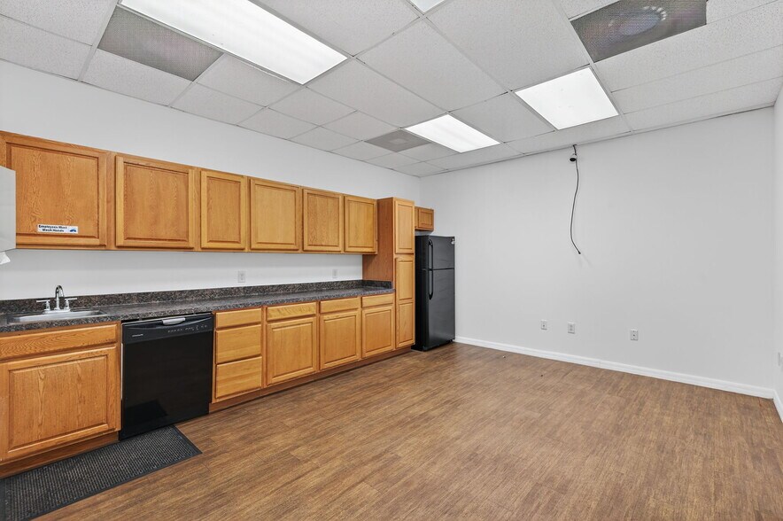 More Photos Of 11350 66th St N, Largo Office Residential For Lease