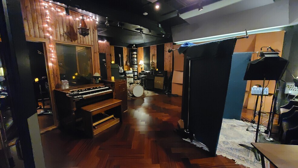 More Photos Of 3404 W Burbank Blvd, Burbank Movie Radio TVStudio For Lease