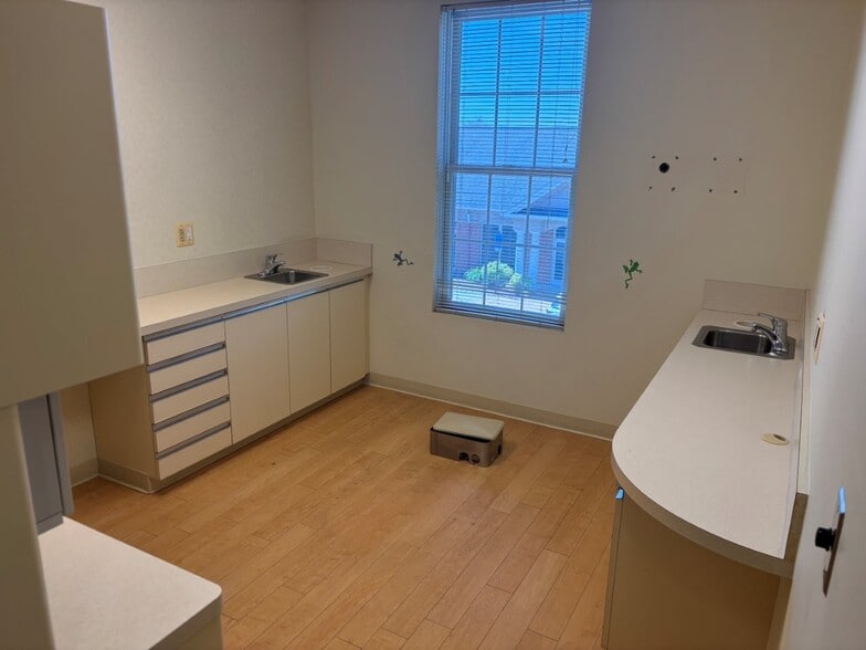 More Photos Of 6134-6138 Redwood Square Ctr, Centreville Medical For Sale
